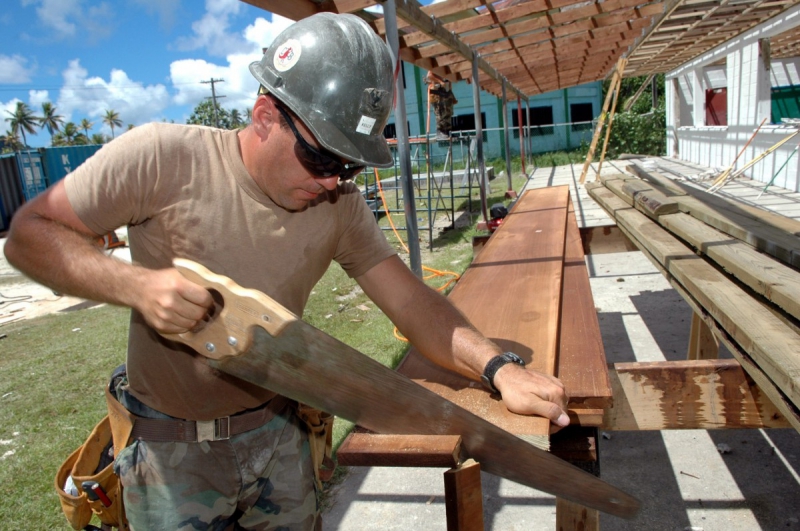 ebeniste-CALLIAN-min_worker_construction_building_carpenter_male_job_build_helmet-893290